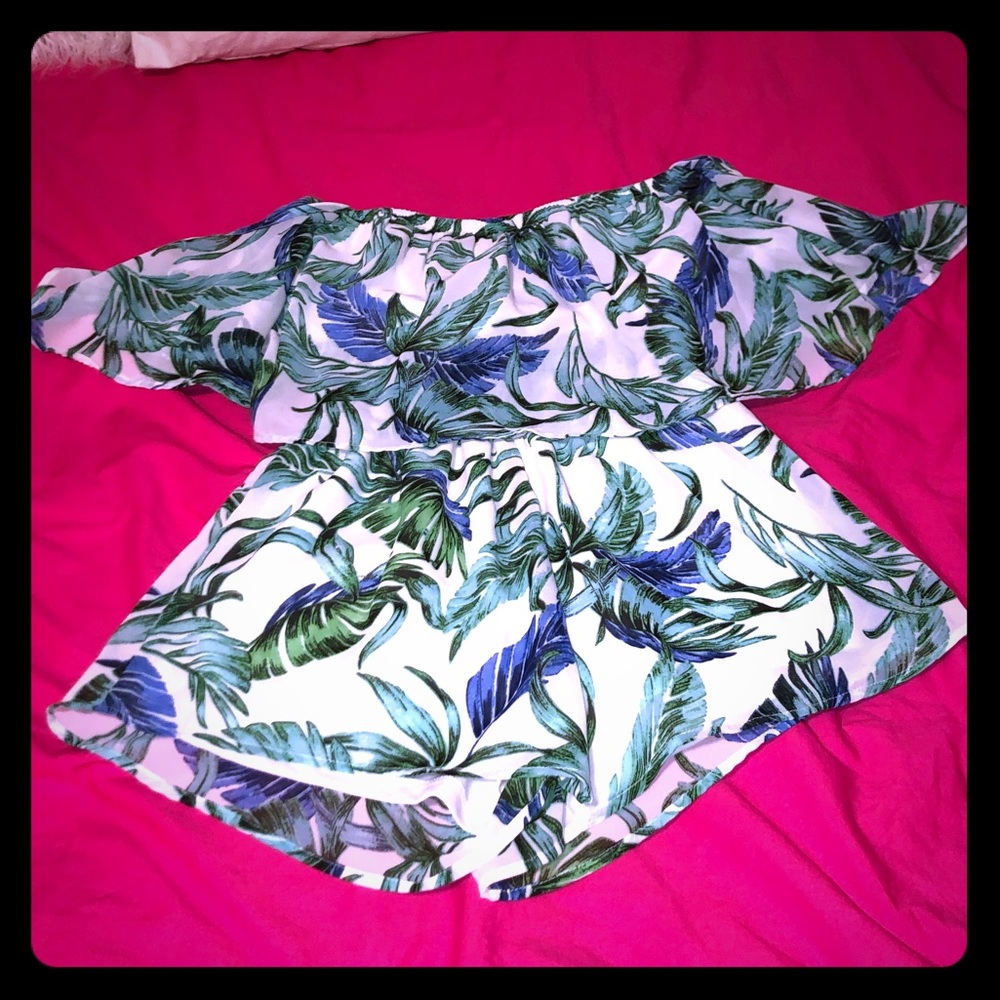 NWOT Fun and summery jungle design romper